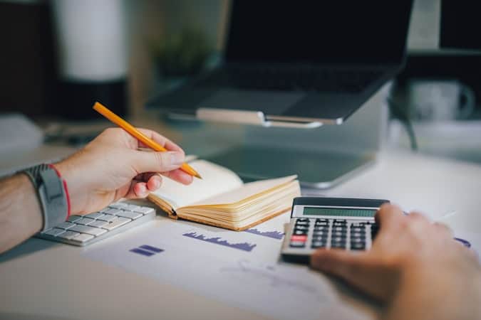 Calculator and currencies representing the US Substantial Presence Test weighted formula
