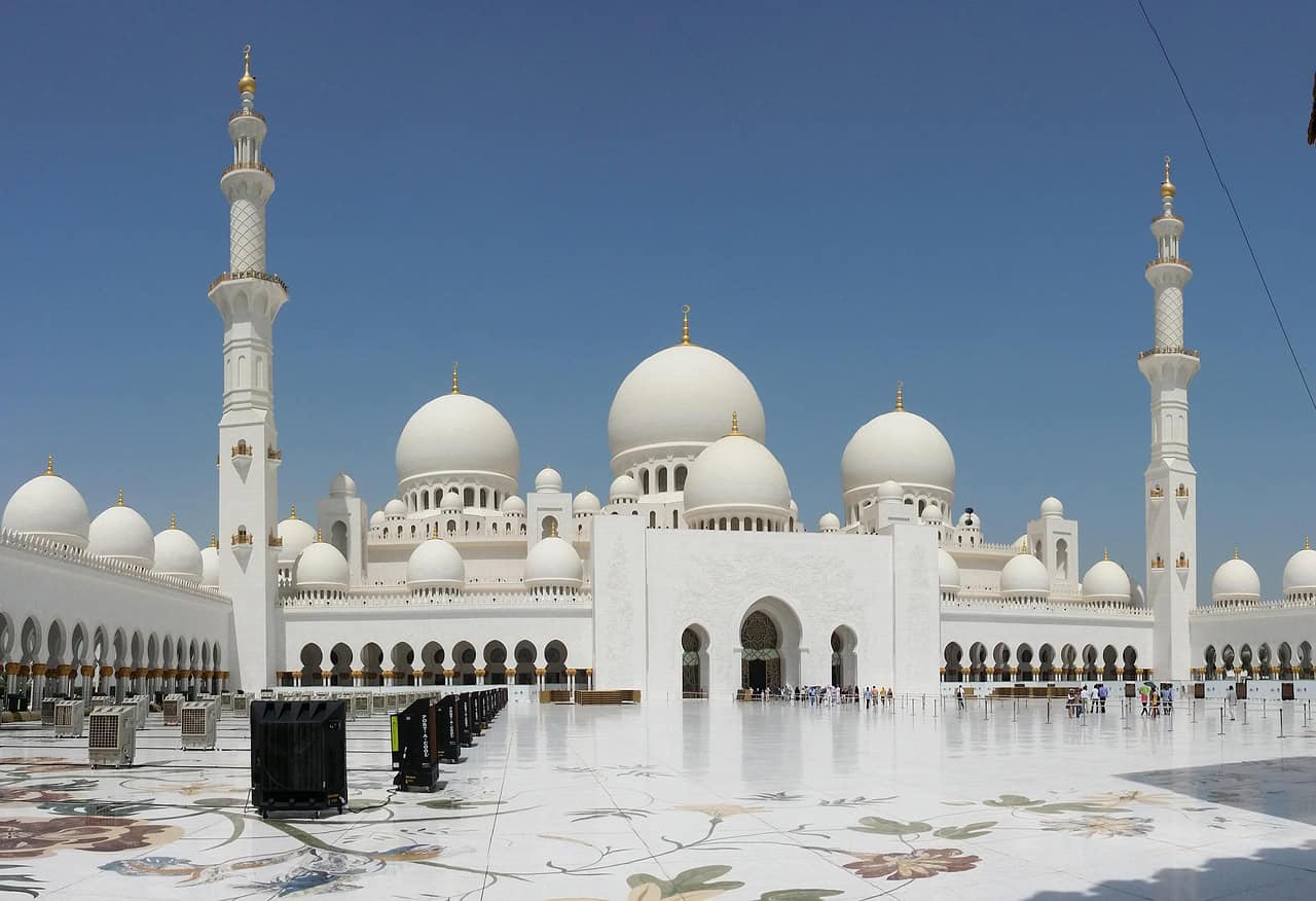 Grand mosque in Abu Dhabi near thriving free zone business districts
