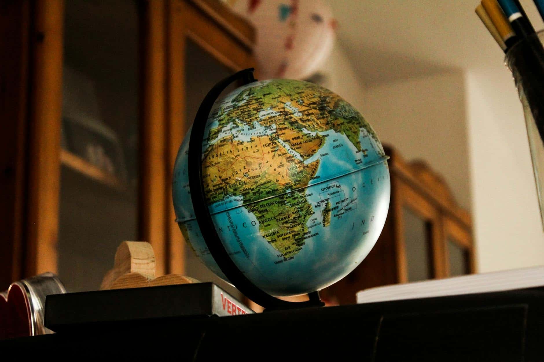 Detailed globe highlighting regional KYC variations across U.S., EU, and Asia-Pacific jurisdictions