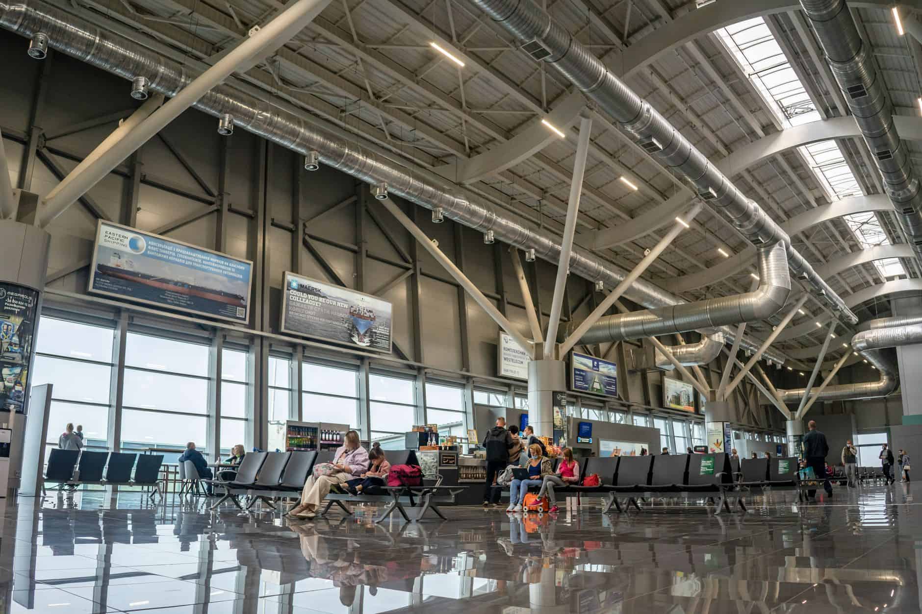 Busy airport terminal illustrating day counting under the UK tax residence test