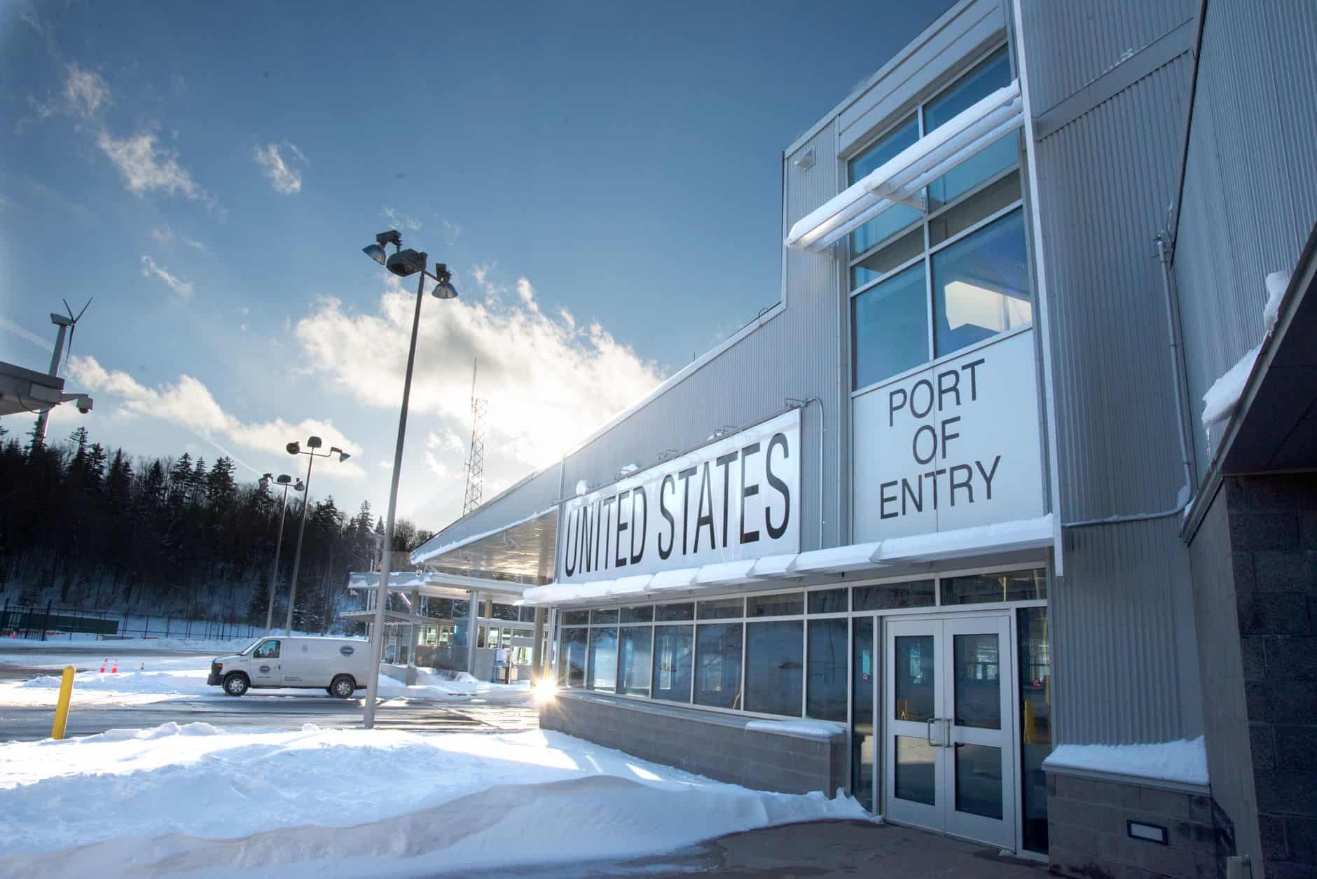 US border port of entry illustrating automatic UK residency test criteria