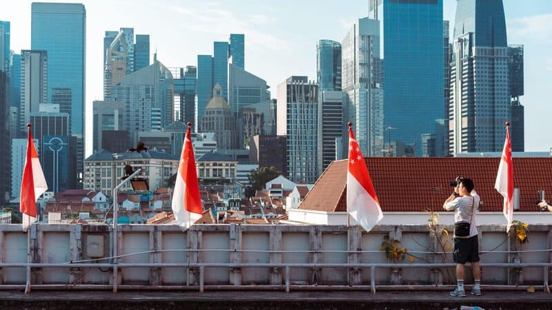 Photographer framing the Singapore skyline, illustrating the mid-skilled roles and quota limits that shape S Pass hiring